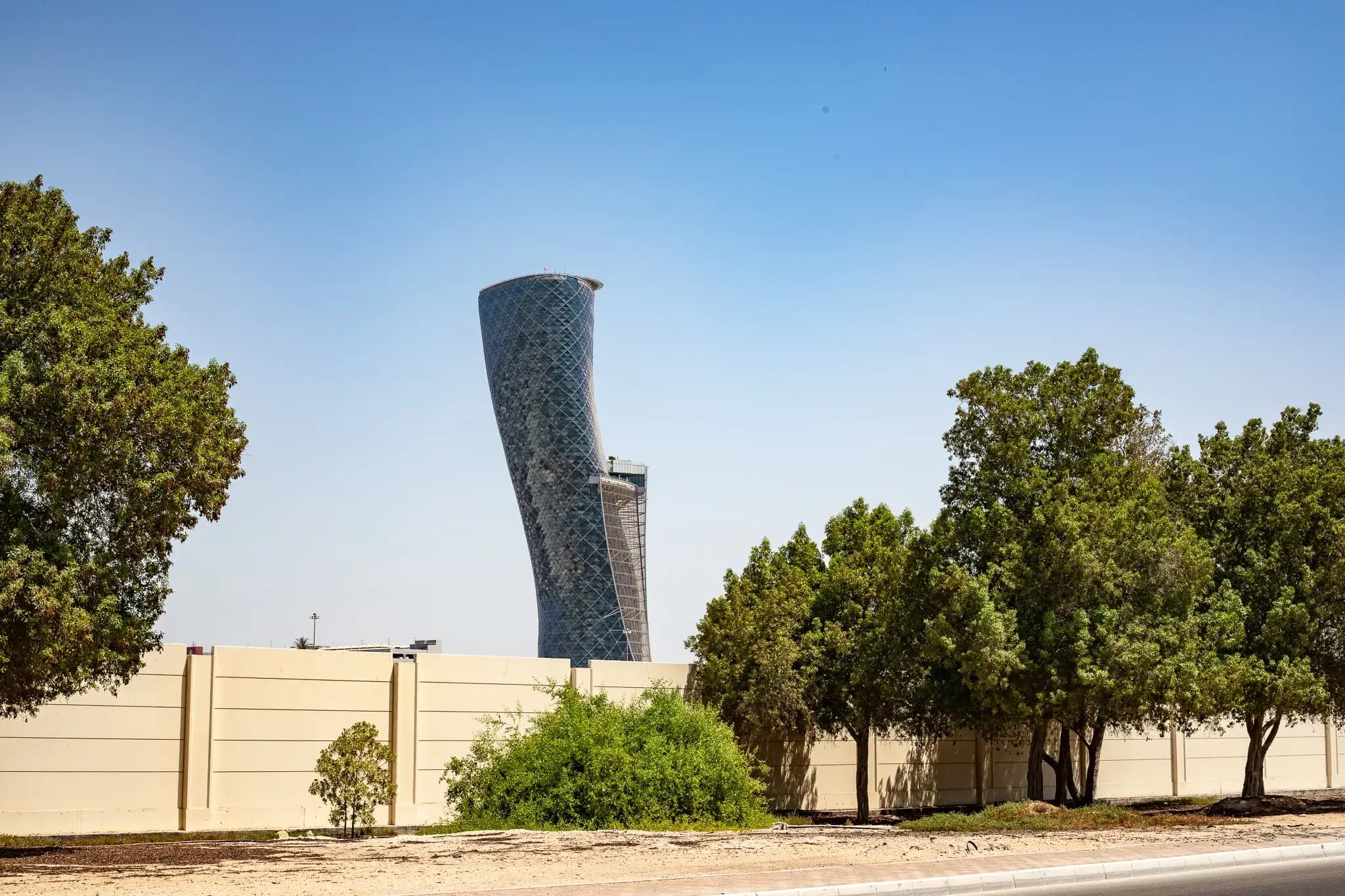 Capital Gate - zdjęcie 2